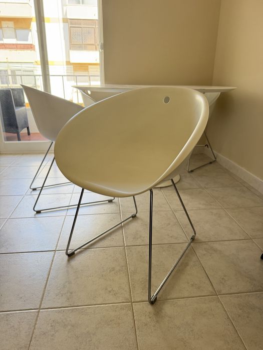 Mesa e conjunto de 4 cadeiras