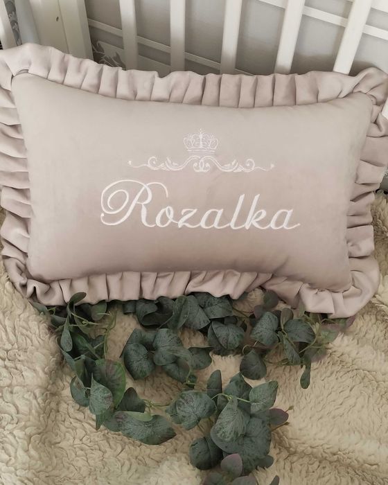 Poduszka personalizacja imię inicjał falbanka Velvet