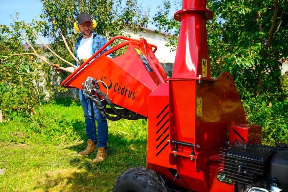 Rębak CEDRUS RB05 PRO Rozdrabniacz Spalinowy z Podajnikiem Hydraulicznym Rolka Wciągająca