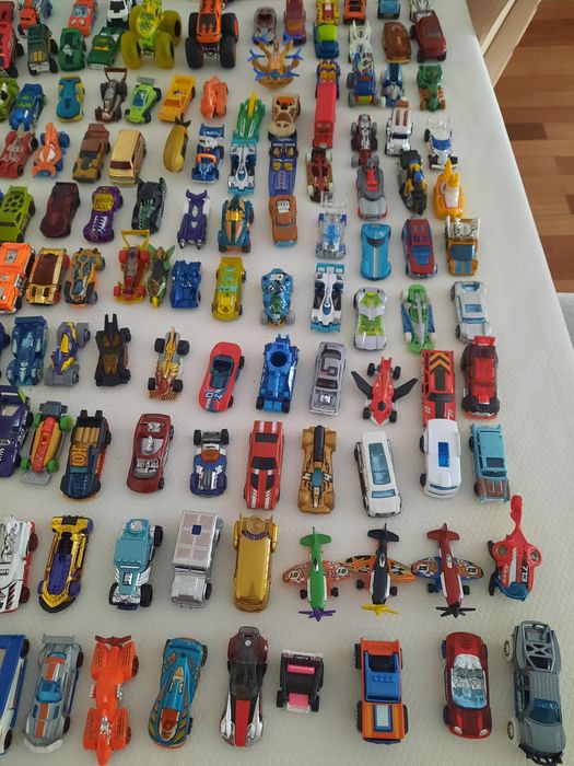 Vários carros da Hot Wheels