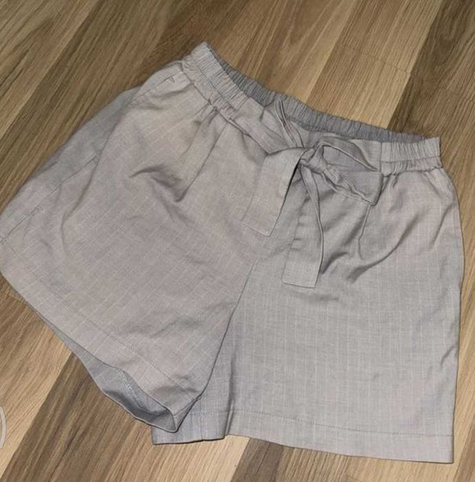 Шорти сірі жіночі