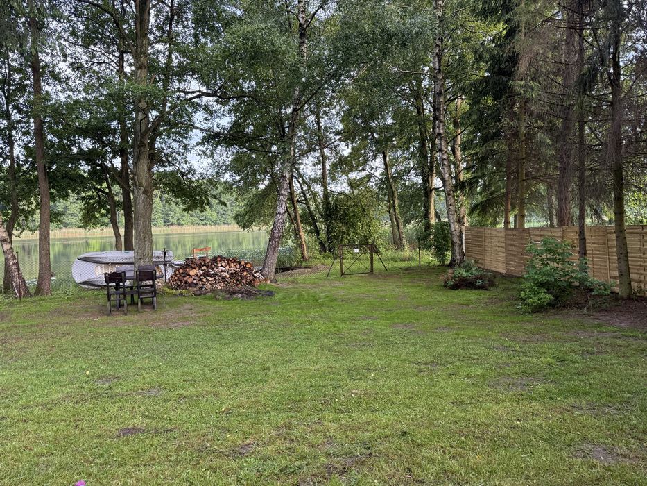 Domek nad jeziorem z linją brzegową