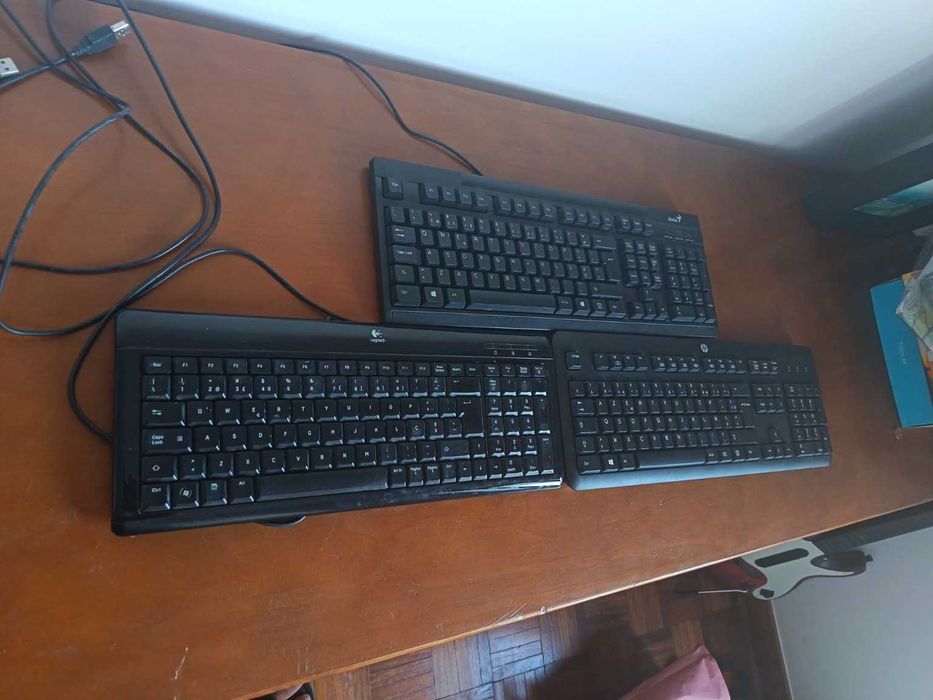 Lote de 3 teclados Logitech, HP e Genius