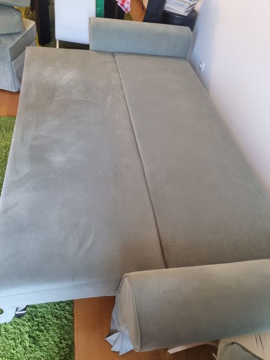 Conjunto sofá-cama e repousa-pés