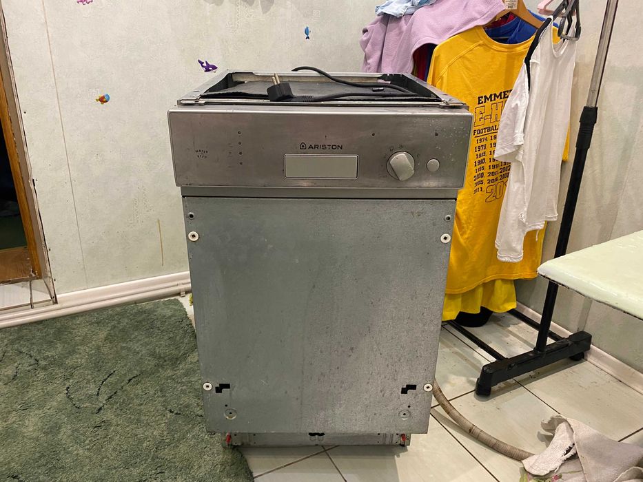 Продам посудомоечную машинку Hotpoint-Aristone на 8 персон.