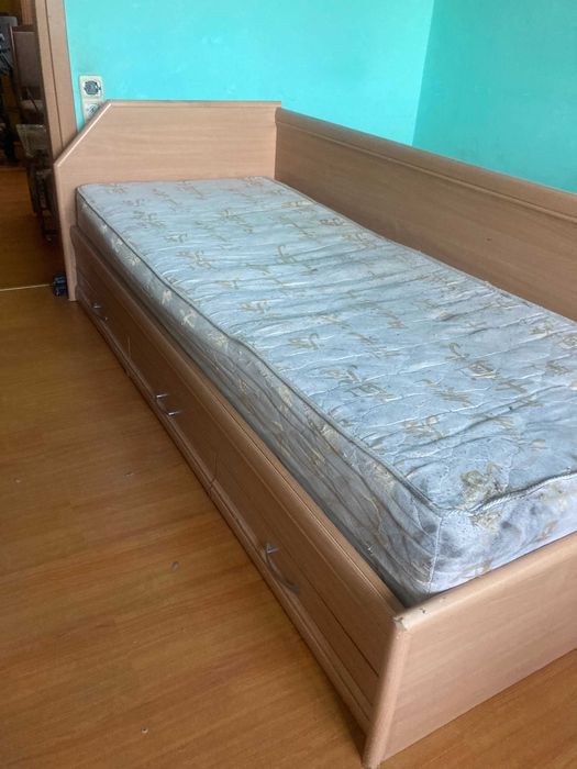 Ліжко  деревьяне 2м*0.9м з матрацом. самовивіз.