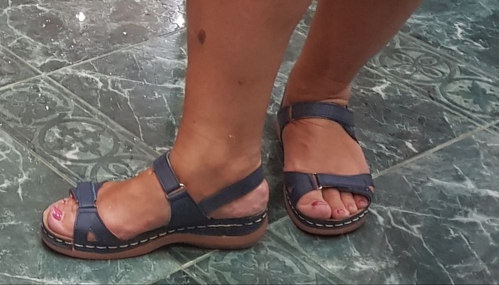 Легкі, на липучках босоніжки жіночі.