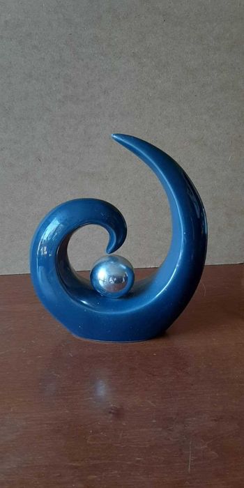 Ozdoba dekoracja rzeźba ceramiczna abstrakcja granatowa, srebrna kula