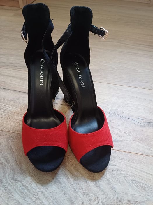 Sandały na słupku r. 37