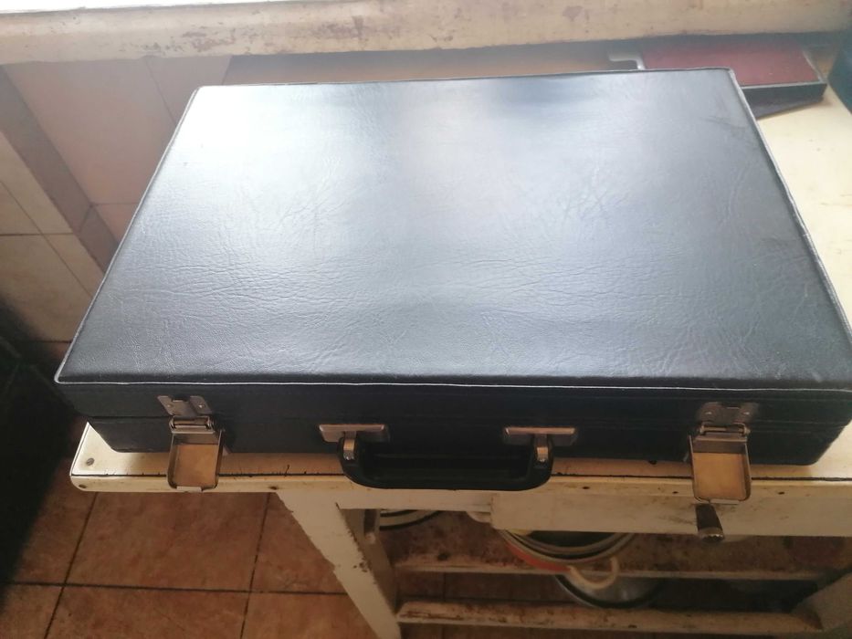 Продам дипломаты 2 шт.Цена 1000 грн за 1 штуку