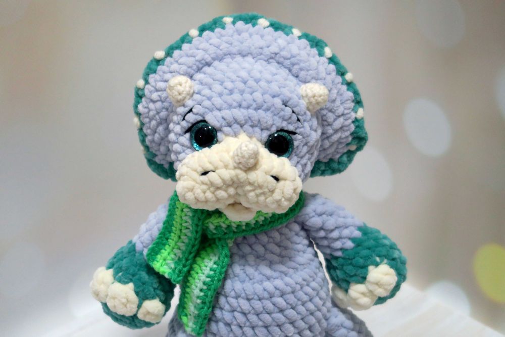 Динозавр трицератопс плюшевий в'язаний сірого кольору з шарфом