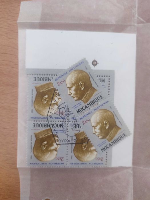 Coleção de vários selos antigos