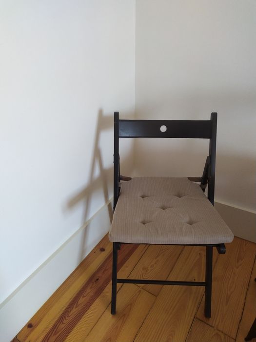 Quatro cadeiras dobráveis