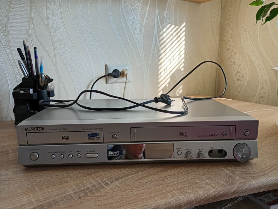 Продам видеомагнитофон с ДВД проигрывателем.