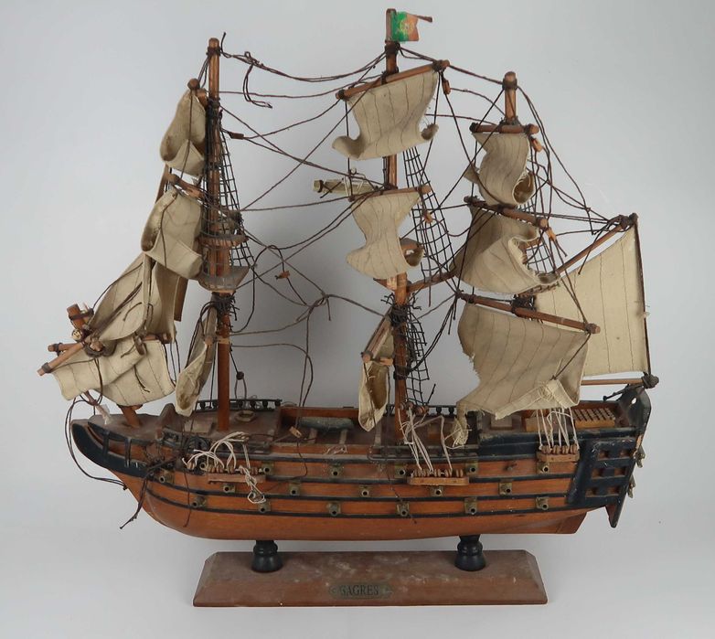 2 Maquetes de embarcações - 43 cm