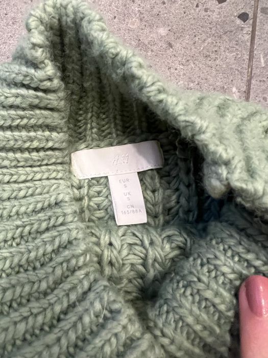 Zielony oversizowy sweter na jesień-zimę