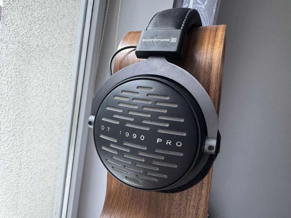 Beyerdynamic DT 1990 Pro + drewniany stojak | Pełny zestaw