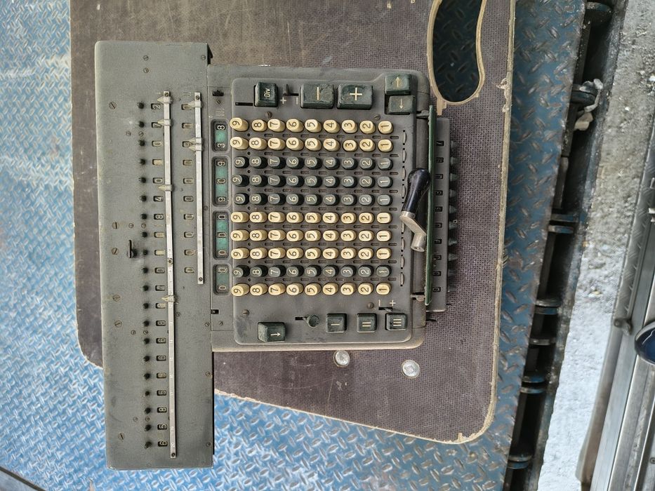 Máquina antiga de números Madas