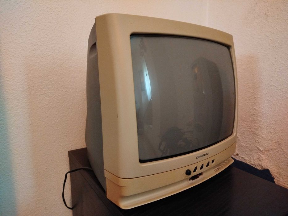 Televisão pequena antiga Grundig
