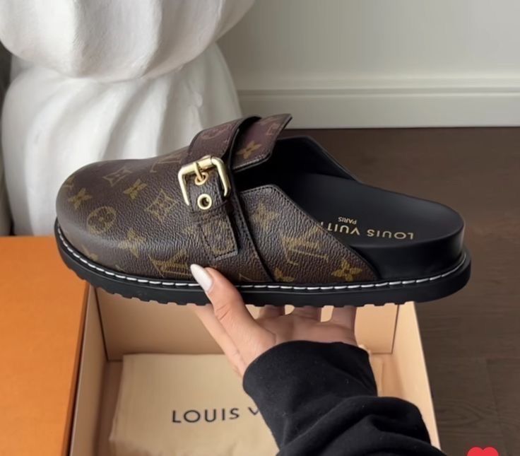 Klapki Louis Vuitton
