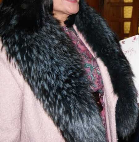 duży, sięgający do pasa, naturalny kołnierz z jenota