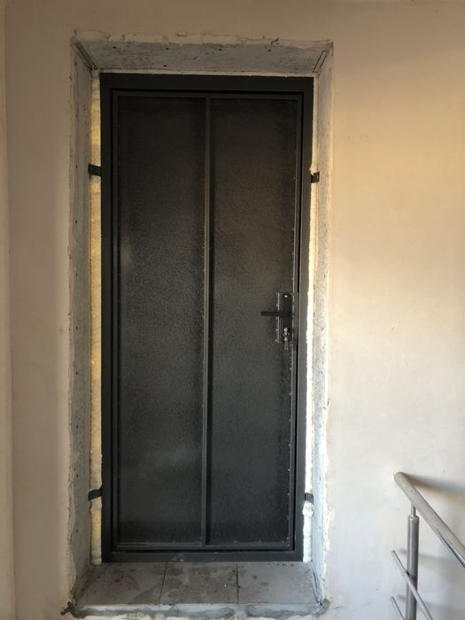 Двері в підвал технічні кладовку металеві з замком.