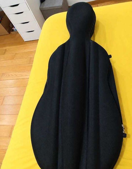 Vendo violoncelo tamanho 1/2, em bom estado geral, com alguns sinais normais de utilização, mais arco, capa protetora da Rapsody e fita.