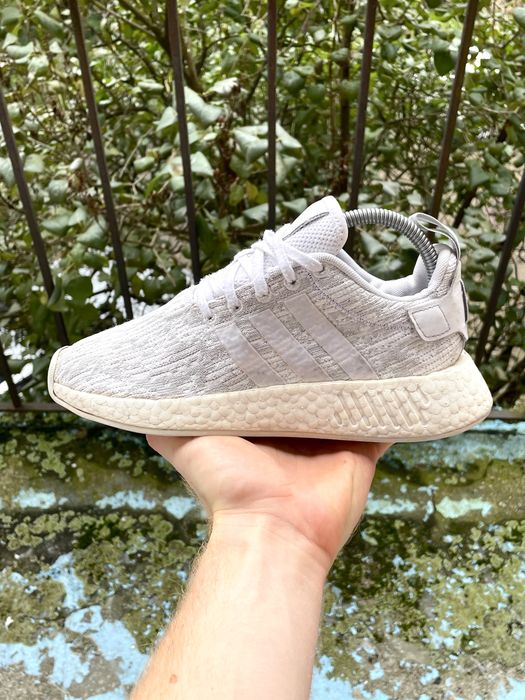 Przewiewne buty sneakersy z podeszwą Boost adidas Originals NMD_R1 w wersji kolorystycznej „Triple White / Cloud White” r. 38