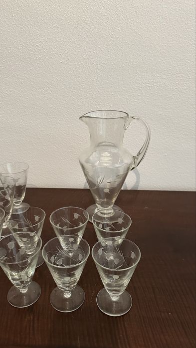 Conjunto copos e jarro vinho braco e vinho tinto