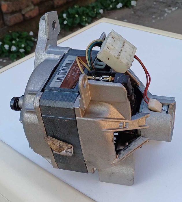 Продам стиральную машинку на запчасти  Whirlpool  FL5090/A