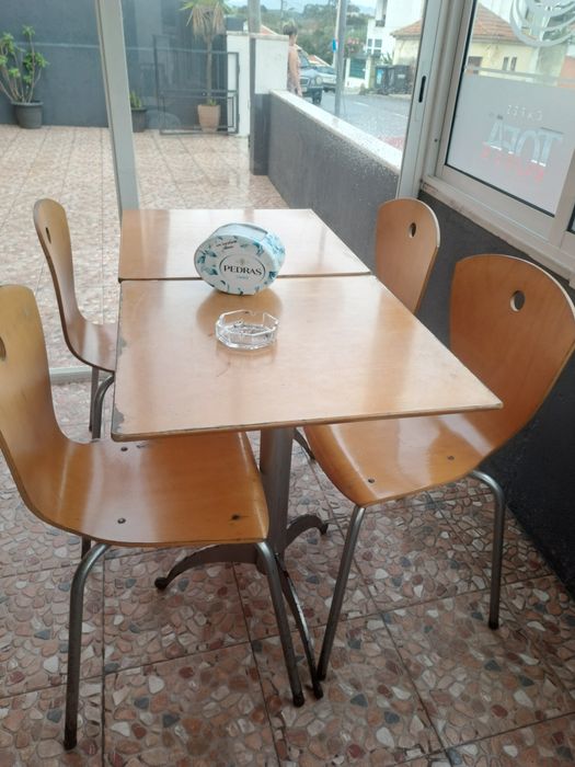 Mesas e cadeiras