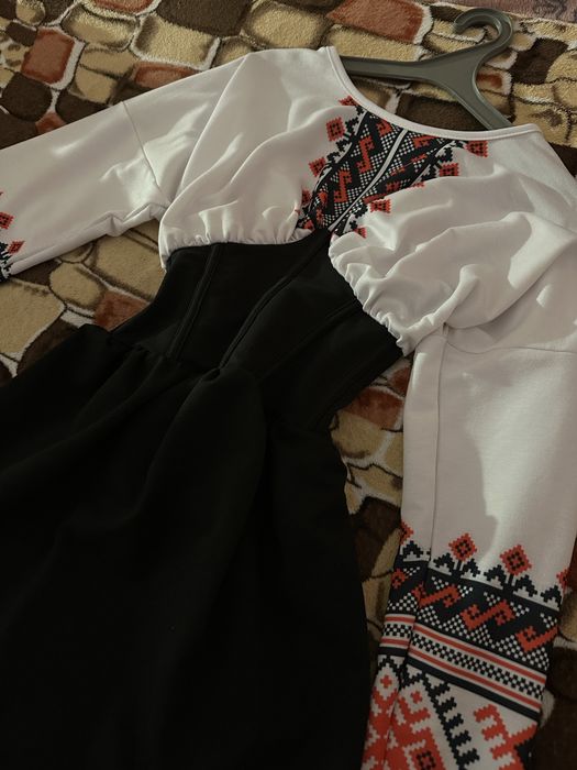 Сукня з вишитим друком