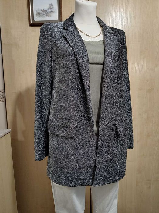 Imprezowa błyszcząca srebrna miękka marynarka narzutka z kieszeniami