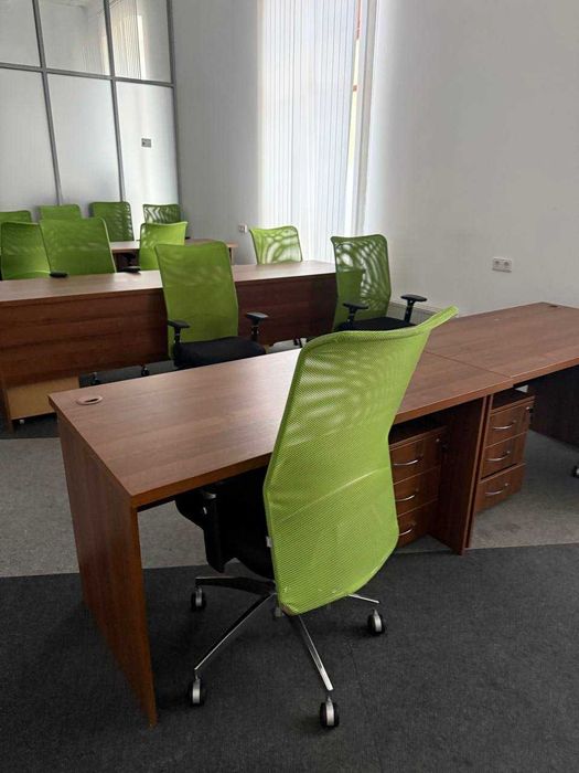 столы кресла тумбы офисные