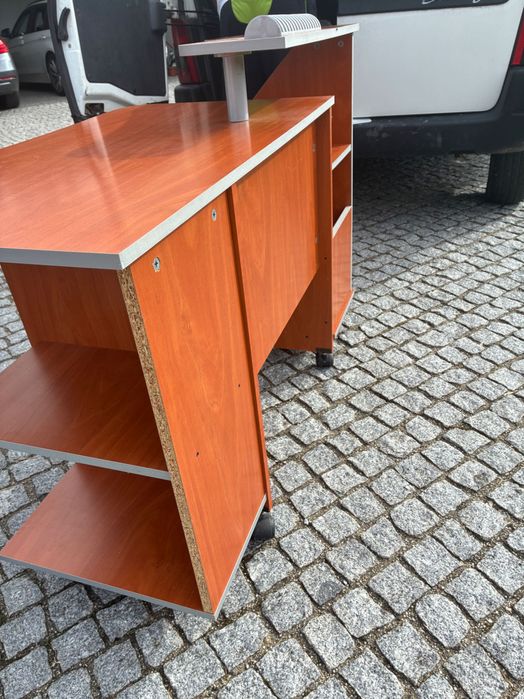 Secretária com rodas