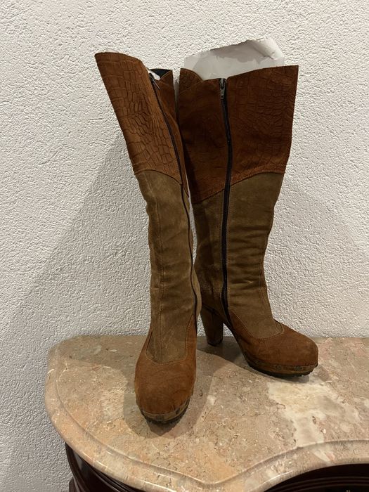 Botas em Camurça de Cano Alto Castanho e Camel