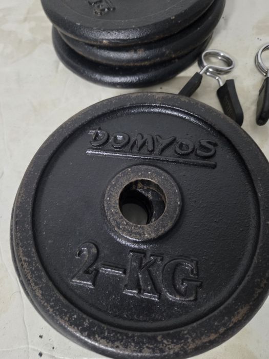 Discos de ferro e halteres