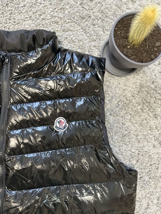 Жилетка Moncler.