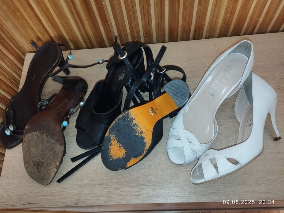 Подарую туфлі жіночі 3 пари