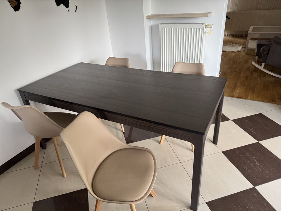 Stół i 4 krzesła - możliwa dostawa