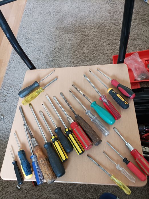 Ferramentas, chaves inglesas, de fendas etc.