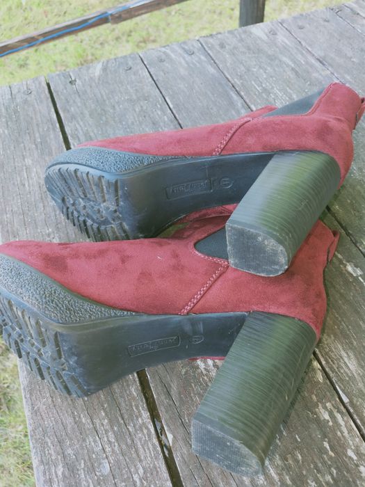 Bordowe buty za kostkę na obcasie