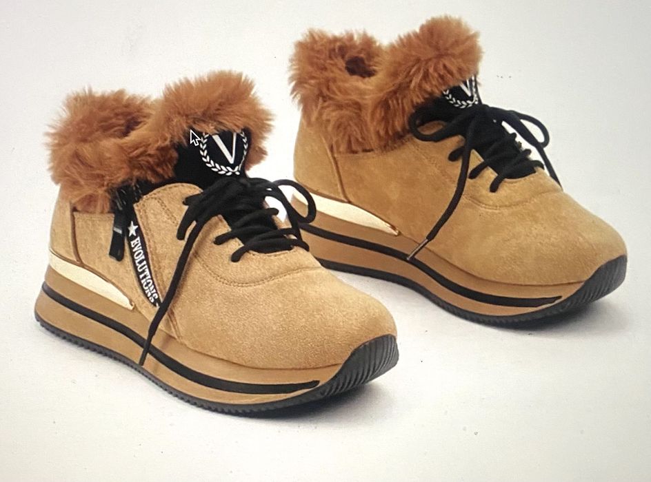 Buty zimowe -sneakersy, kolor karmelowy obszyte futerkiem, rozm. 39