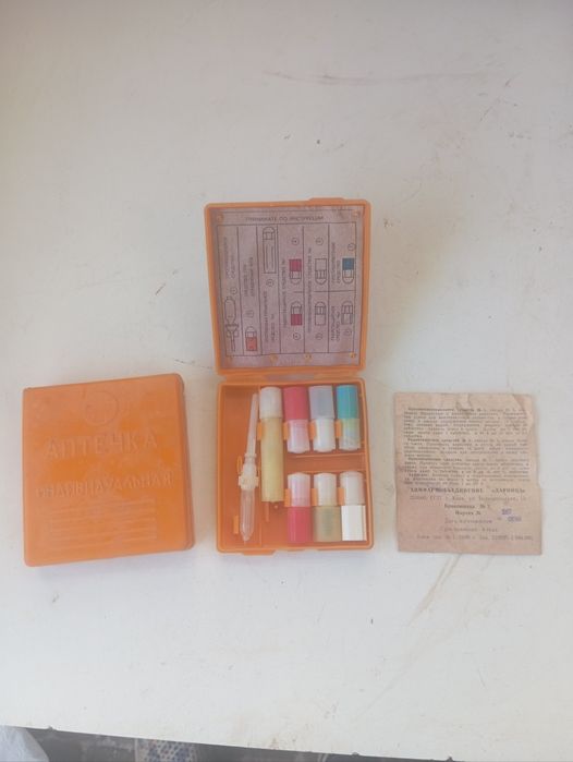 Противогаз маска СССР аптечка АИ-2