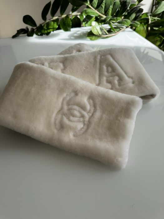 Piekny biały szal Chanel