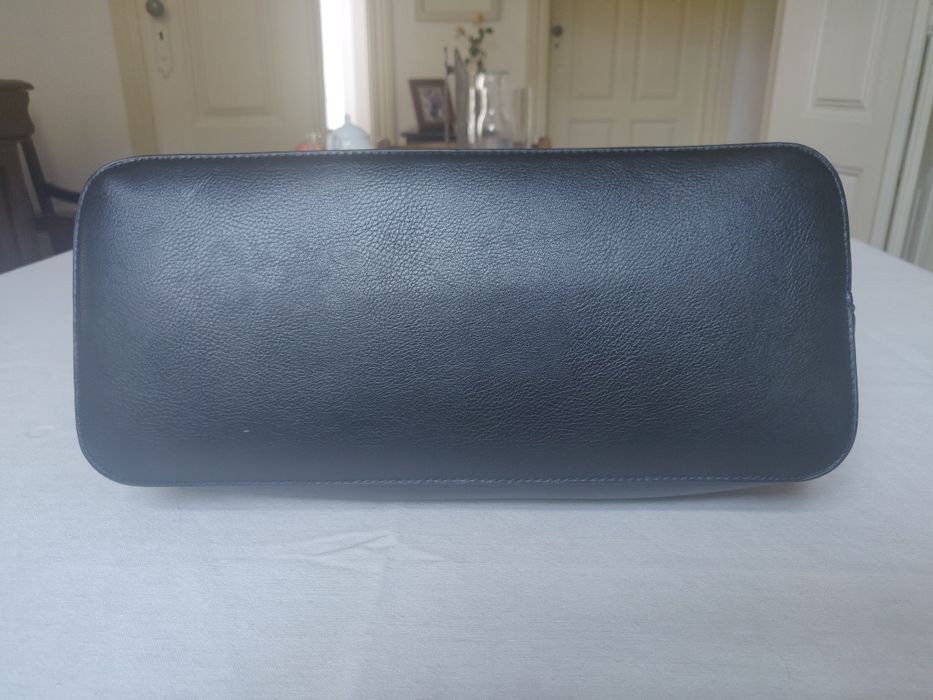 Carteira de mão, de cor preta