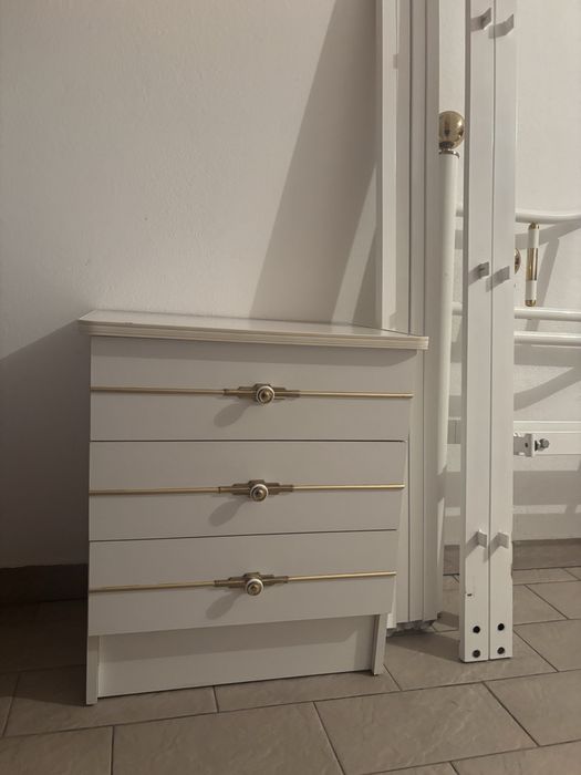 Cama Casal 140 cm em Branco com Detalhes Dourados + Duas Mesas de Cabeceira