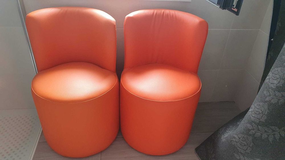 Duas Poltronas/cadeiras (de quarto) 100% pele