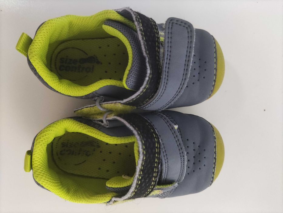 Sapatilhas e sapatos criança