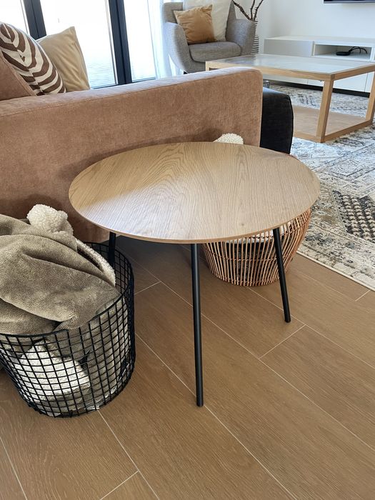 Mesa de apoio redonda.